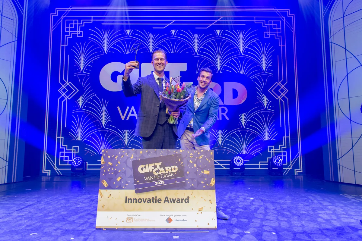 Rowdy Baltus (a sinistra), fondatore di Festival Cadeaukaart, alla premiazione